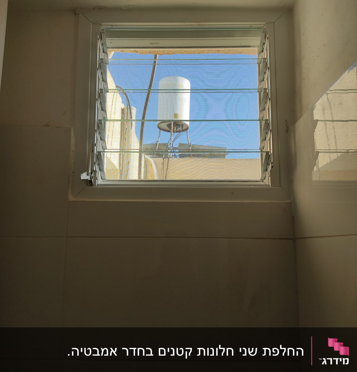 חלון עם תריסי אלומיניום פתוחים חלקית